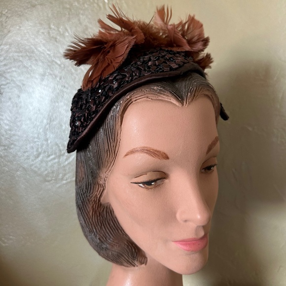 CHARMING 1950\'s BROWN/BLACK STRAW/FABRIC/SEQUIN CAP + RUST FEATHERS